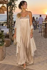 Vestido solera largo de viscosa, color dorado metalizado, con tirantes finos, escote en V y diseño amplio y acampanado.