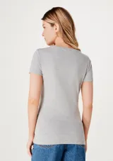 Camiseta celeste de manga corta con cuello en V.