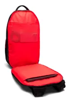 Mochila Under Armour de diseño ergonómico y moderno, fabricada con tecnología UA Storm resistente al agua. Cuenta con correas UA Suspension para distribución de peso, panel trasero acolchado y ventilado, compartimento para laptop de hasta 16 pulgadas, bolsillo para calzado o ropa, y bolsillos laterales para botellas. Diseño expandible con múltiples compartimentos frontales.