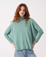 Sweater de cuello alto en punto acanalado, color verde menta, con mangas ajustadas y cuerpo amplio y suelto.