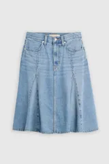 Falda midi de denim en tono azul claro, con diseño acampanado y paneles verticales tipo godet.
