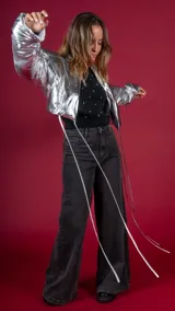 Campera puffer plateada corta con cordones ajustables en el ruedo.