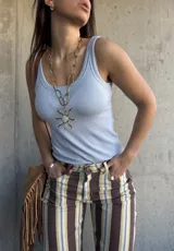 Musculosa celeste de algodón con diseño ajustado al cuerpo, cuello redondo y tirantes anchos.