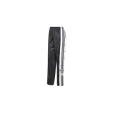 Pantalón deportivo Adidas estilo jogger, de color negro con estampado sutil tipo animal print. Cuenta con una franja lateral blanca con las tres tiras características de la marca y botones a presión en los laterales.