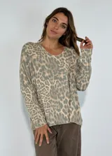 Sweater tostado con estampado animal print en tonos grises y beige, de corte holgado y mangas largas.