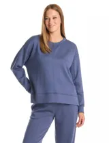 Buzo deportivo de cuello redondo, con hombros caídos y mangas largas con puños. Presenta costuras decorativas tipo pespunte en la parte frontal y en las mangas, con un diseño de ruedo recto y tajos laterales.