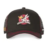 Gorra tipo trucker color negro con paneles traseros de malla. Presenta un parche bordado frontal con los personajes de Looney Tunes sobre un fondo circular rojo. Incluye detalles en hilo rojo en la visera y parches laterales con la marca y el logo de la serie.