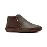 Bota casual de cuero vacuno con textura granulada, diseño de caña baja con cierre lateral metálico y suela de goma al tono.