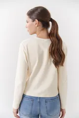 Cardigan negro de algodón con cuello redondo, cierre frontal de botones y costuras en contraste color ocre.