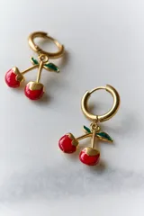 Aros de acero quirúrgico hipoalergénico, con argolla pequeña y dije colgante en forma de cerezas.