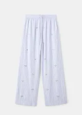 Pantalón largo de popelín celeste con estampado de rayas verticales, cintura elástica ajustable y detalles de lentejuelas brillantes.
