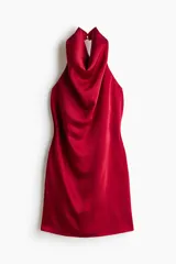Minivestido halter de satén rojo, de corte holgado y fluido, con escote drapeado y cierre oculto en el lateral.