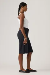 Bermuda de denim estilo super baggy en color negro con lavado sutil, tiro medio y diseño holgado.
