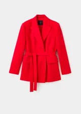 Blazer de corte sastre color rojo, con solapas clásicas, cierre frontal cruzado y lazo ajustable en la cintura. Presenta bolsillos laterales con solapa y mangas largas.