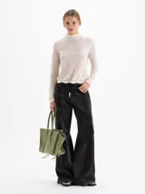 Sweater de cuello media polera y mangas largas, confeccionado en tejido liviano con trama en relieve tono sobre tono.