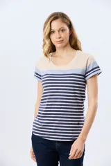 Remera de algodón de manga corta con diseño de bloques de color y rayas horizontales en tonos beige, celeste y azul marino, con cuello redondo.