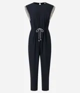 Mono largo de viscosa color negro, con cuello redondo, sisas anchas con detalle de punto y lazo en la cintura.