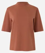 Remera de algodón color celeste con cuello alto y mangas cortas.