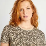 Camiseta de manga corta con estampado animal print en tonos beige y marrón.