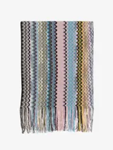 Chal tejido de punto con diseño de zigzag multicolor en tonos pastel y oscuros, con flecos en los bordes.