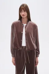 Campera estilo bomber de poliéster color marrón topo, con cuello mao, cierre frontal y puños y cintura elásticos.