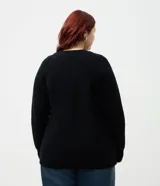 Cardigan de punto negro con textura acanalada, cierre frontal con botones, cuello redondo y mangas largas con puños ajustados.