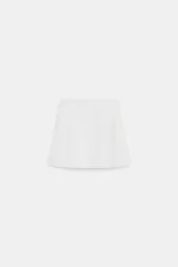 Minifalda de punto blanca, con cintura elástica y diseño en evasé.
