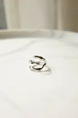 Anillo ajustable de acero quirúrgico con diseño orgánico y texturizado, color dorado.