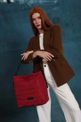 Cartera capitoneada color beige, con diseño geométrico y asa resistente. Amplia y cómoda, ideal para el uso diario.