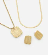 Conjunto de bisutería en tono dorado compuesto por un collar de cadena tipo serpiente, un collar de cadena trenzada con dije cuadrado texturizado y un par de caravanas a juego con diseño cuadrado texturizado.
