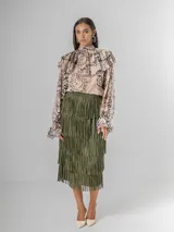 Maxi falda color beige con flecos escalonados y diseño de capas, confeccionada en tela elastizada con cintura elástica.
