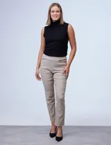 Pantalón de gabardina elastizada color beige, marca Sioni. Tiene pretina ancha elastizada y bolsillos inclinados en la parte delantera.