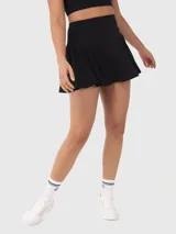 Falda short deportiva de tiro alto con diseño acampanado y vuelo en la parte trasera. Incluye calza interior integrada, bolsillo con cierre en la pretina y bolsillo interno en la calza.