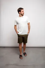 Bermuda lisa de corte clásico, con bolsillos laterales y traseros.