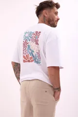 Remera color crudo de corte holgado con estampado pequeño en el frente.