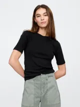 Remera negra de modal, de corte ajustado, con cuello redondo y mangas cortas.