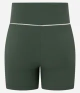 Bermuda deportiva de microfibra acanalada color verde militar, corte ajustado y cintura alta con friso contrastante blanco.