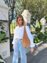 Bolso tipo tote bag color camel, confeccionado en cuero gamuzado.