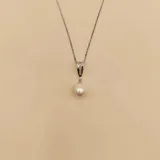 Conjunto de collar y dije en plata 925 con perla de río colgante y circonias engarzadas.