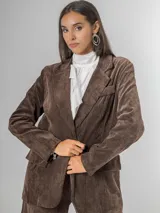 Blazer de corderoy marrón chocolate, con corte oversized, solapas de muesca y cierre frontal.