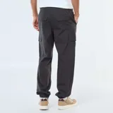 Pantalón cargo negro de corte holgado con cintura elástica y puños ajustados. Presenta bolsillos cargo en ambos muslos.