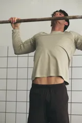 Remera deportiva de manga larga con tecnología DryMove, diseñada para absorber el sudor y mantener la frescura durante el ejercicio. Presenta un diseño de cuello redondo y acabado con efecto lavado.
