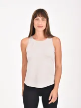Musculosa deportiva color pistacho, con cuello redondo y corte recto.