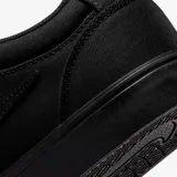 Championes Nike SB Chron 2 de estilo urbano, confeccionados en lona y gamuza negra. Presentan diseño vulcanizado que une la suela con la parte superior para mayor flexibilidad, con amortiguación de espuma y banda protectora en la punta.