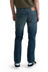 Jeans Levi's modelo 511 Slim Fit de corte ajustado en el muslo y pierna recta. Confeccionados en denim con tecnología de elasticidad para mayor comodidad, cuentan con diseño clásico de cinco bolsillos y cierre de bragueta.