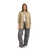 Camisa de corte oversize con diseño a rayas verticales en tonos marrón y verde neón. Presenta cuello clásico, cierre frontal con botones, mangas tres cuartos y un bolsillo frontal con el logo de la marca bordado.