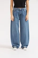 Jeans estilo cargo de denim azul medio, con diseño holgado y tiro medio.