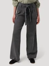 Pantalón de jean color gris con efecto lavado, de corte recto y tiro alto. Cuenta con cintura elástica en la parte posterior, cierre frontal con lazo ajustable y bolsillos laterales.