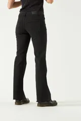 Jean oxford de tiro medio, color azul oscuro, confeccionado en denim.