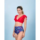 Conjunto de bikini compuesto por un top rojo con escote en V y volados en los hombros, y una bombacha de tiro alto con estampado botánico en tonos azules y rojos.